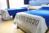 Kolik lidí je potřeba k rozbití lepenkové postele? Sportovci se v olympijské vesnici baví testováním