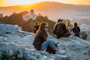 Peníze pro lékaře a bonusy pro mladé. Řecko propaguje očkování, bojí se, že přestanou jezdit turisté