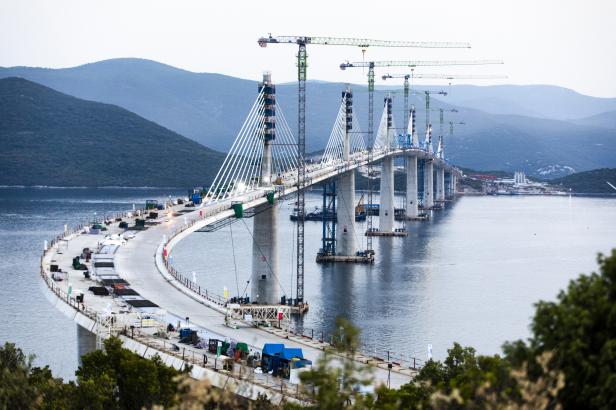 

Poslední díl mostu na Pelješac spojil oblast Dubrovníku se zbytkem Chorvatska

