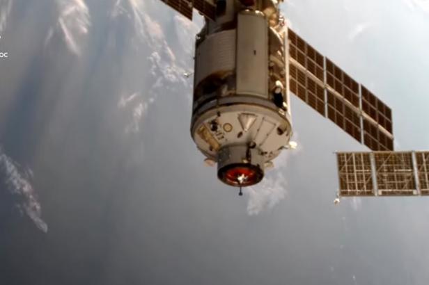 

U vesmírné stanice zakotvil ruský modul Nauka. Umožní i návštěvu kosmických turistů

