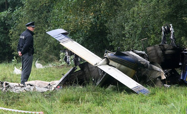 Na Příbramsku spadlo malé letadlo do pole, pilot zemřel